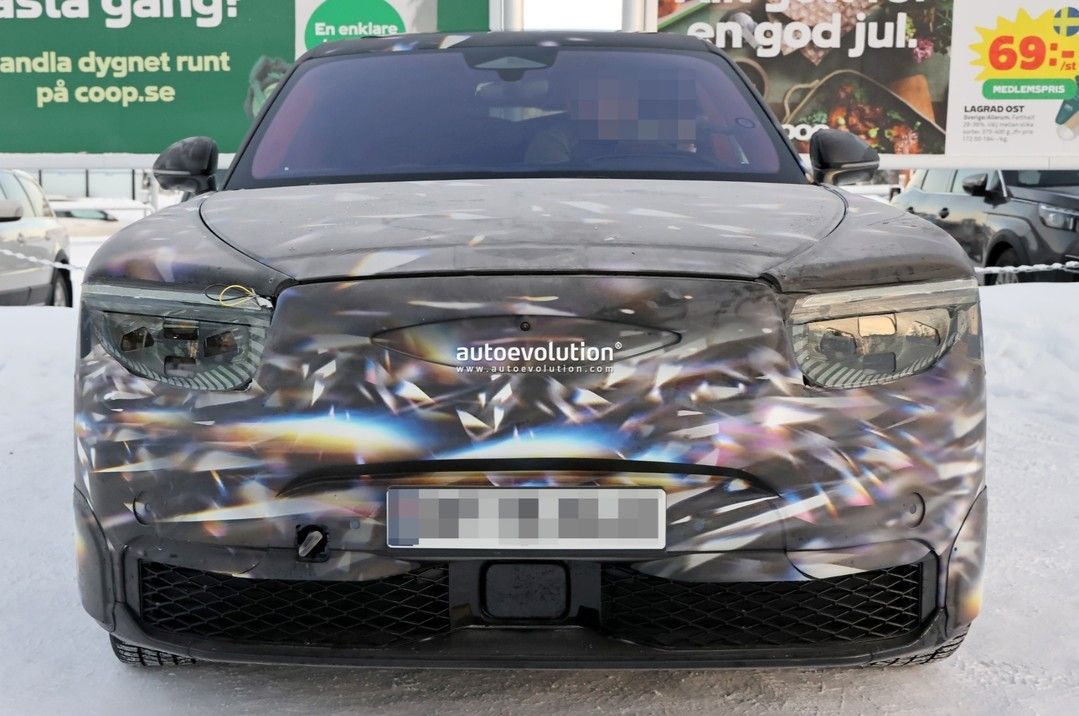 ベントレー初の量産EVがスパイショットで露出、ベンテイガより小さい電動SUVの正体は