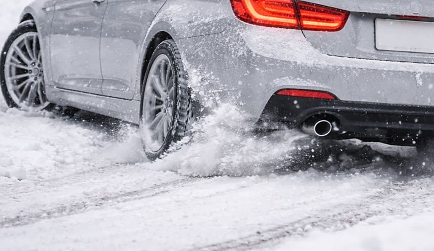 大雪でFR車が動かない、アクセル踏み増しが逆効果になる瞬間