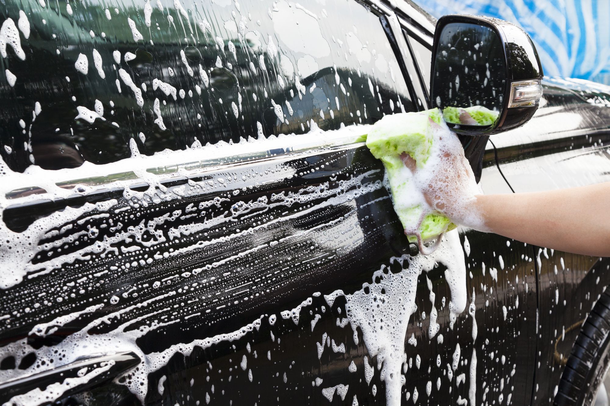 洗車機に入れる前の「5秒の確認」を怠ると、ワイパーが壊れ、車内が