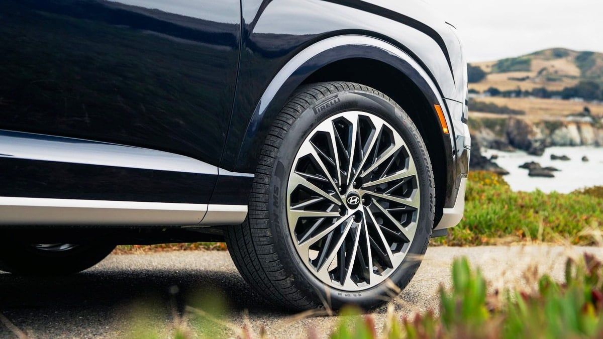 「なぜ白いタイヤは存在しないのか」ゴム本来の色は乳白色、それを黒に変えた炭素粒子の正体