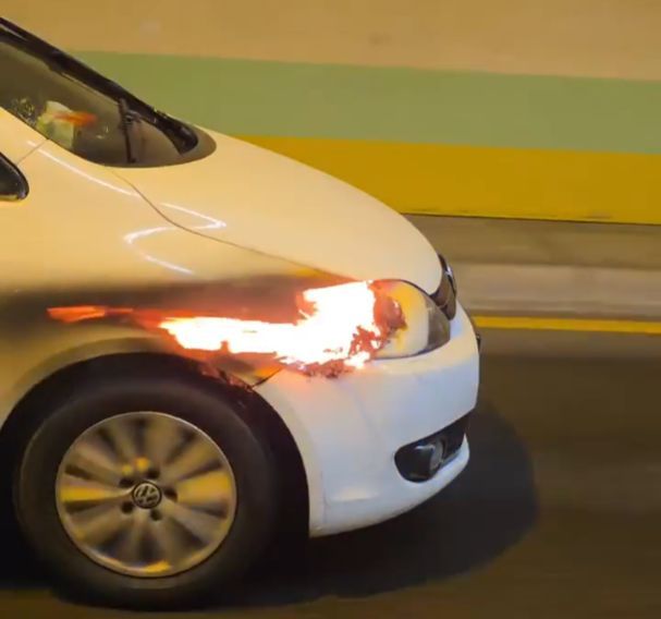 「止まれ、火が出てる！」何度叫んでも減速しない車、トンネルで7秒間燃え続けた映像が世界に広がった