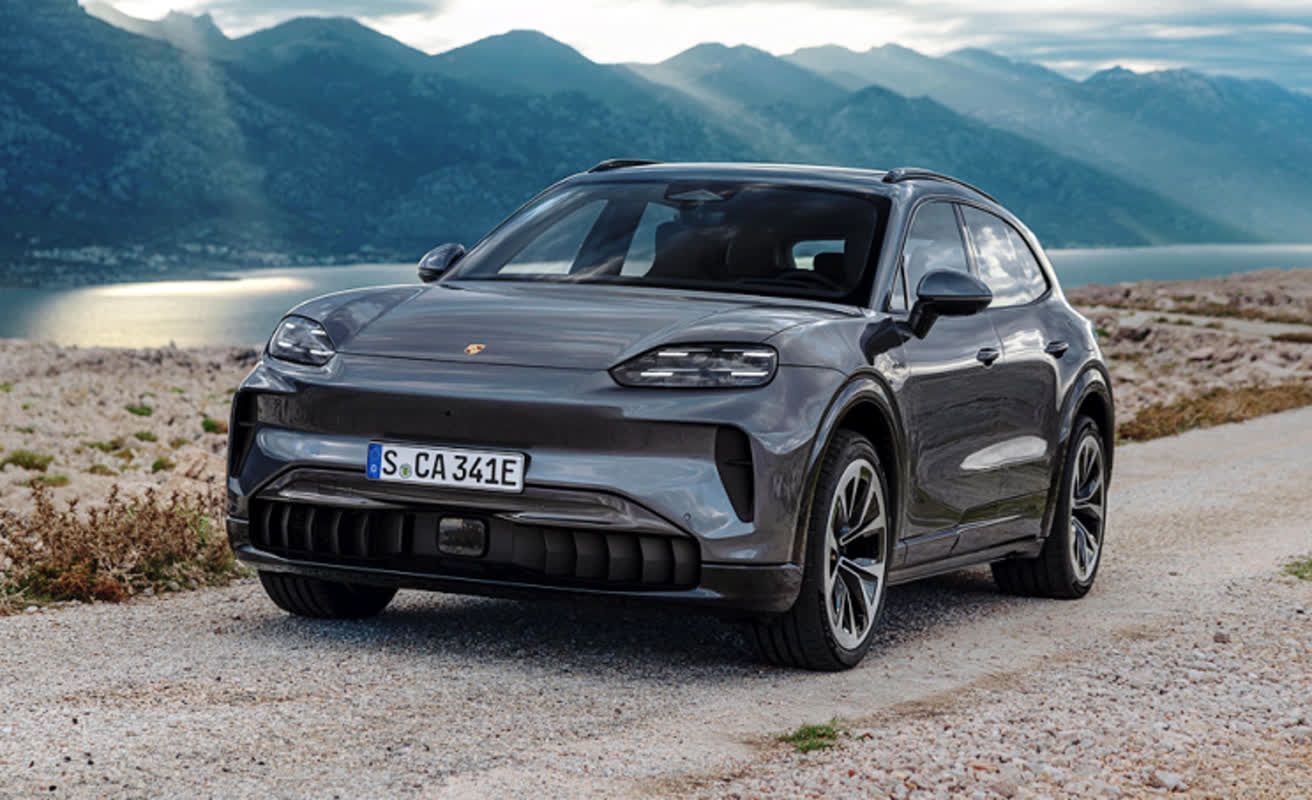 「ケーブルはもういらない」ポルシェ新型カイエン、車を停めるだけで11kW充電