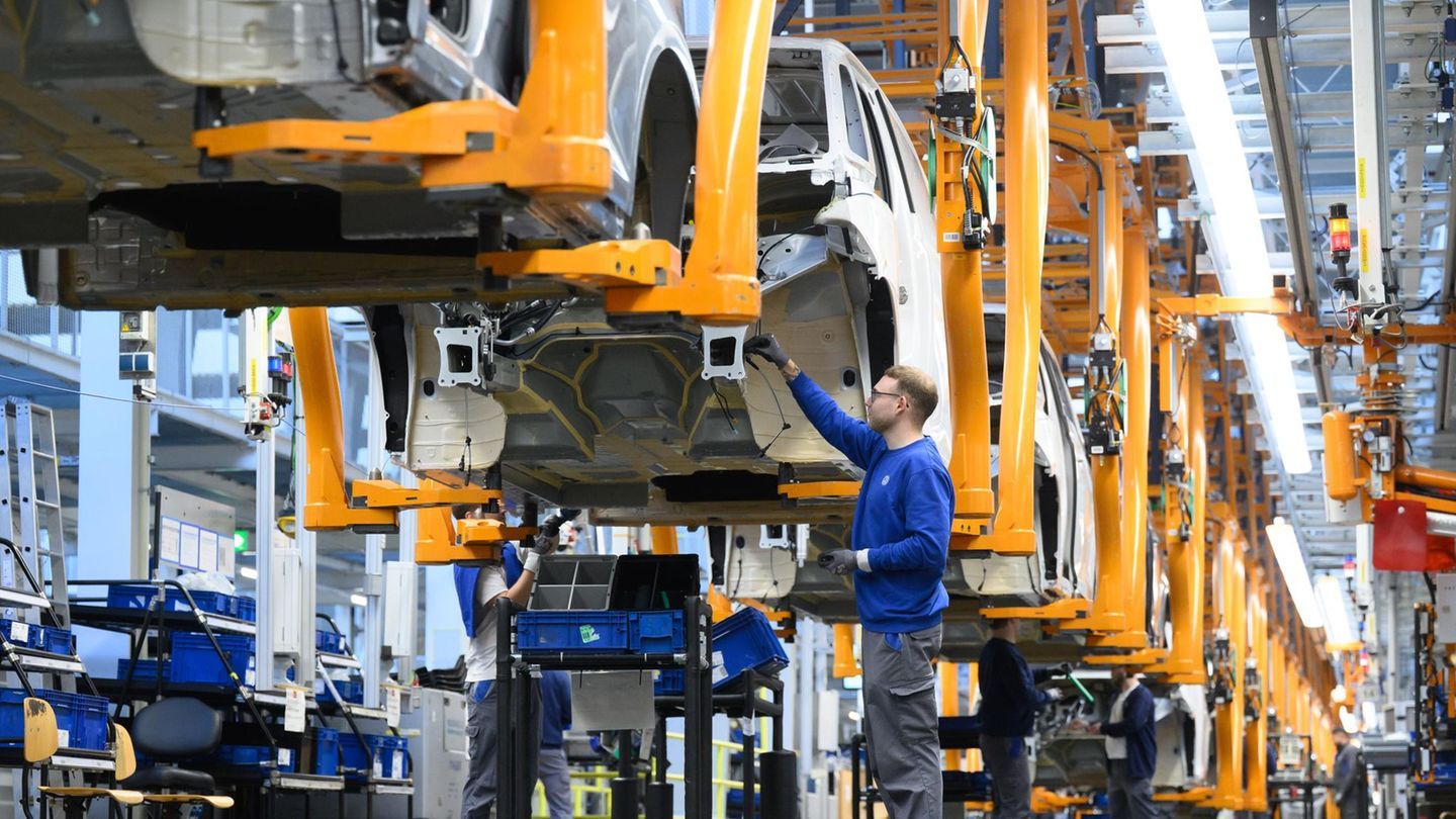 「ドイツ車も売れない」生産30%減の欧州、中国EVに工場開放の賭け