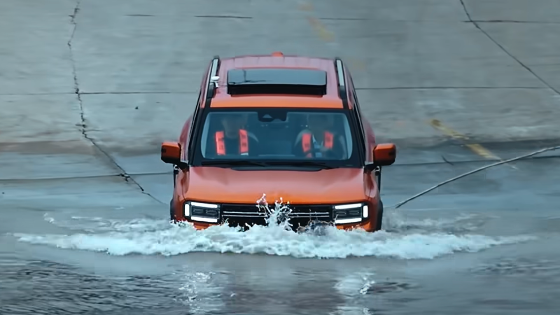 「車輪を切り離し水中推進」中国で水上走行可能な実車登場…テスラも未達の領域へ