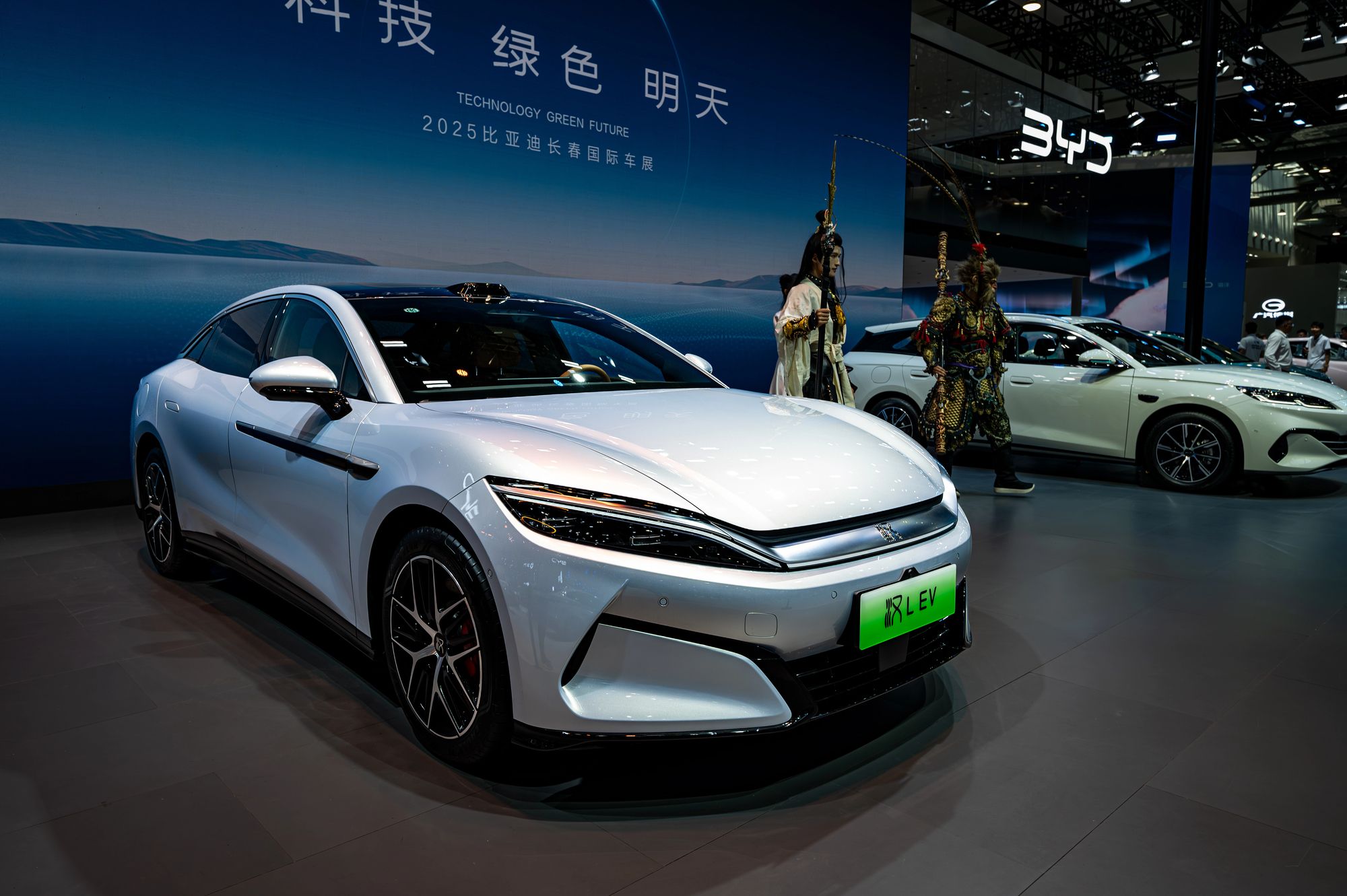 トヨタもVWもメルセデスも、中国なしではEVを作れない時代へ