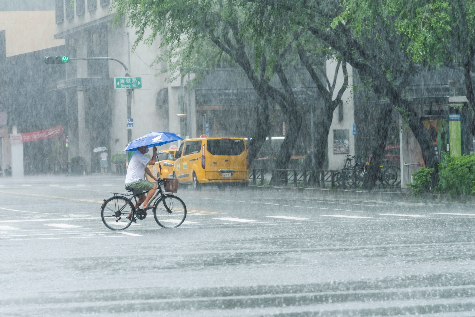 梅雨の運転で”視界が失われる”前に…”ヘッドライトのにじみ”まで消えるスイッチとは