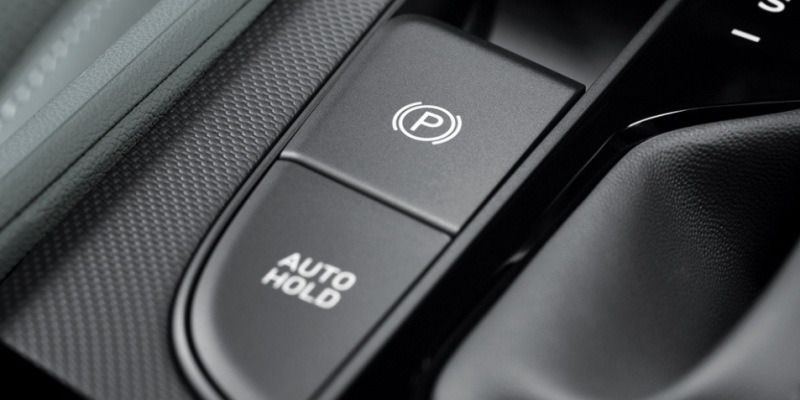 「なぜ停車中に車が揺れる？」オートホールドをDレンジで使い続けると起きる、ATとサスへの静かなダメージ