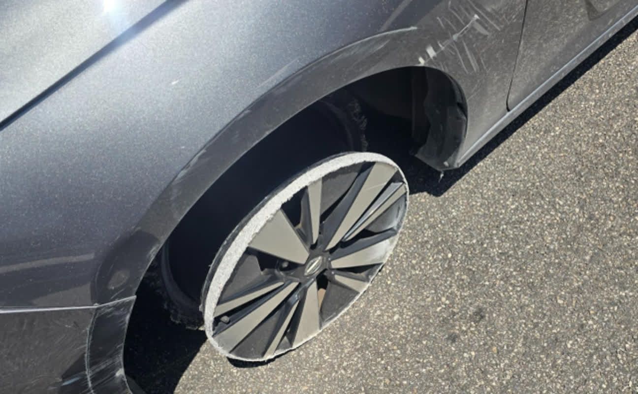 タイヤが消えてもホイールで走り続けた 警告を無視してソウル都心を爆走した車の一部始終