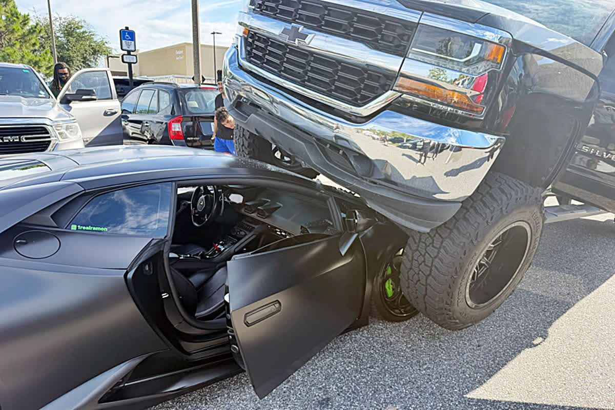 「前方が見えなかった？！」リフトアップ改造車がランボルギーニを踏みつぶした