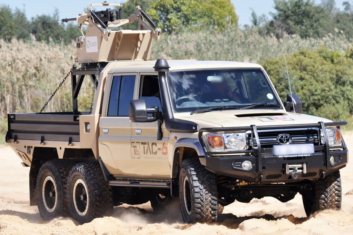 「装甲だけで1000万円」ランドクルーザー79がまさかの6X6軍用車に