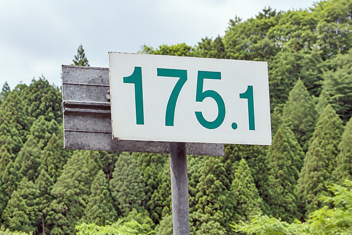 普段は誰も見ない高速道路の数字標識が、緊急時に頼りになるワケ