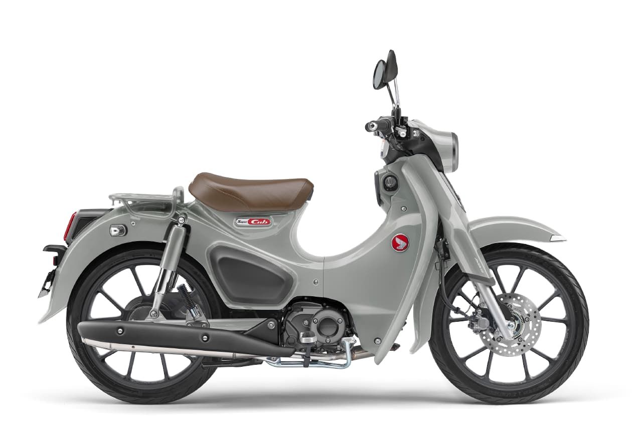 「カブにレザーシート？」 銀の車体に海の青を合わせた特別仕様のスーパーカブC125！ タイでの価格は約48万円