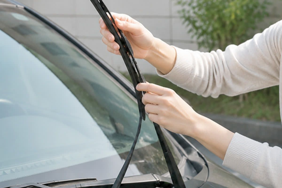 運転に必要な情報の9割は目から入る！ その視界を濁らせている油膜と、ワイパーが出す交換のサインとは