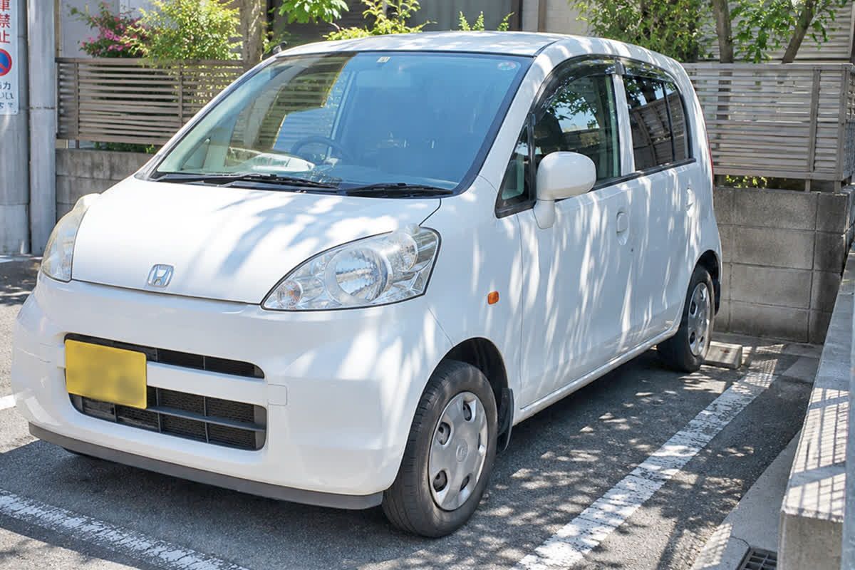 「木陰なら安心！？」 猛暑の屋外駐車でまず探すべきは木ではない…車内70度を避ける場所の条件とは